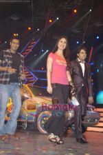 Ajay Devgan, Kareena Kapoor promote Golmaal 3 on the sets of ZEE_s Saregama in Malad on 5th Oct 2010 (11).JPG